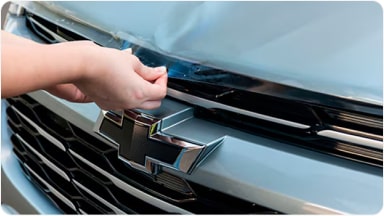Detalle de la aplicación del kit completo de protección de pintura en la parte frontal, diseñado para prevenir rayones en la carrocería de la nueva Chevrolet Spin en Argentina.