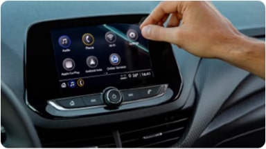 Aplicación de la lámina protectora transparente en la pantalla del sistema MyLink, diseñada para prevenir rayones y preservar su aspecto en la nueva Chevrolet Spin en Argentina.