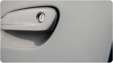 Detalle del protector transparente instalado en la cavidad de la manija de la puerta exterior, ideal para evitar marcas de uso cotidiano en la nueva Chevrolet Spin en Argentina.