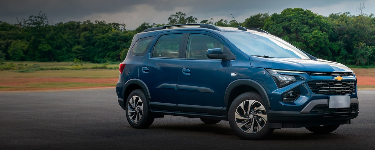 Vista exterior frontal y lateral de la nueva Chevrolet Spin color azul, introduciendo la sección de accesorios orientados a la protección del vehículo y sus ocupantes en Argentina.
