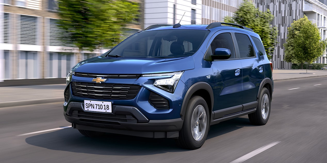 Chevrolet Spin 2026 azul en movimiento, SUV familiar que combina dinamismo, seguridad y estilo para tus trayectos urbanos y viajes.
