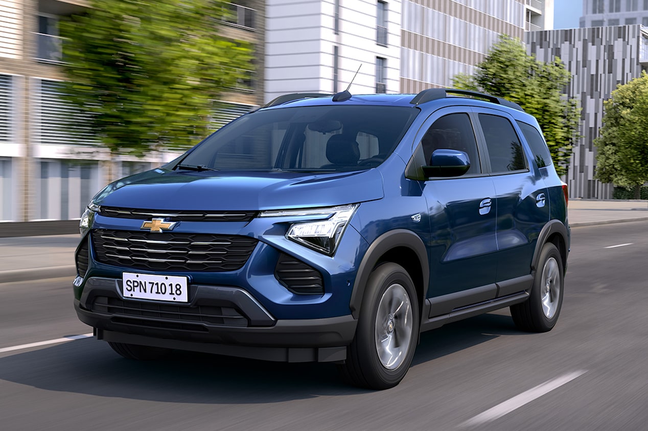 Chevrolet Spin 2026 azul en movimiento, SUV dinámico con estilo urbano, ideal para familias modernas que buscan seguridad y diseño.