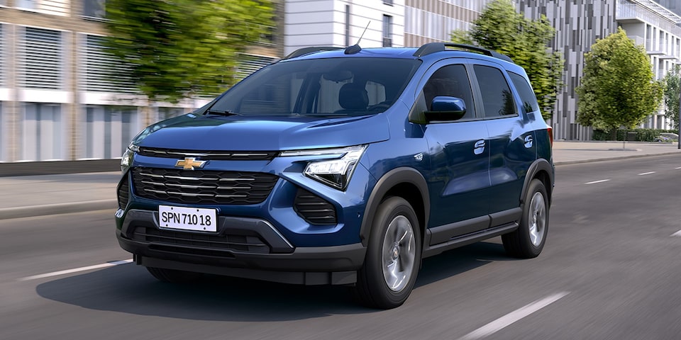 Chevrolet Spin 2026 azul en movimiento, SUV que destaca por su seguridad, dinamismo y diseño moderno, ideal para familias activas.
