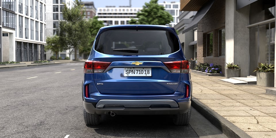 Vista trasera del Chevrolet Spin 2026 azul, destaca su seguridad, espacio y presencia en la ciudad, ideal para familias modernas.