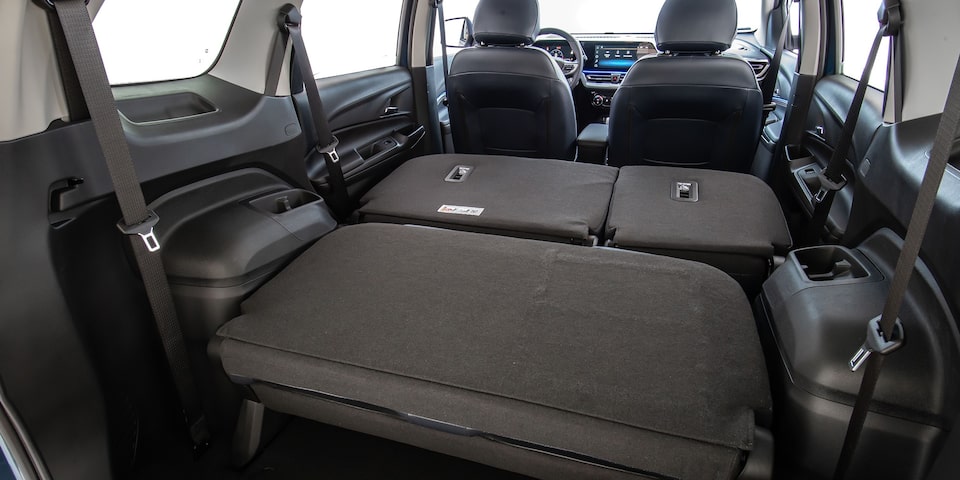 Interior del Chevrolet Spin 2026 con asientos abatidos, ofrece máxima flexibilidad de carga y espacio ideal para familias activas.