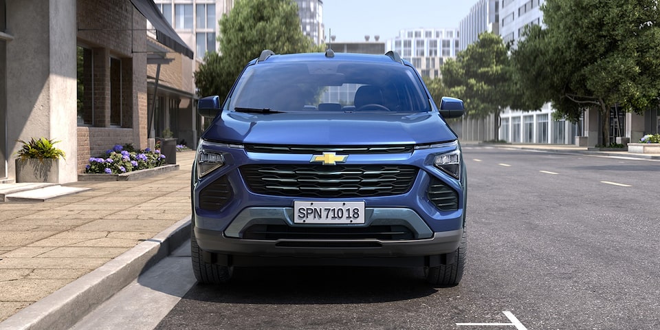 Vista frontal del Chevrolet Spin 2026 azul, destaca su seguridad, diseño moderno y gran presencia urbana para familias que buscan confianza.