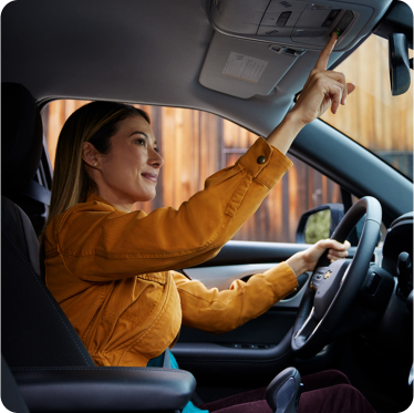 Mujer conduciendo el Chevrolet Spin 2026, interior cómodo y ergonómico que brinda control y seguridad en cada viaje.