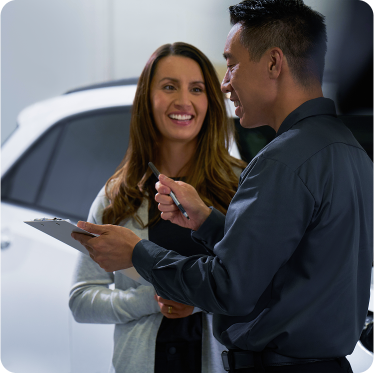 Cliente y asesor en concesionario Chevrolet Spin 2026, experiencia confiable y servicio personalizado que facilitan la compra del SUV familiar.