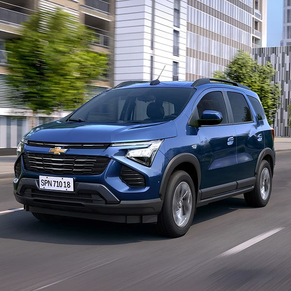 Vista frontal de la Chevrolet Spin circulando por la ciudad.