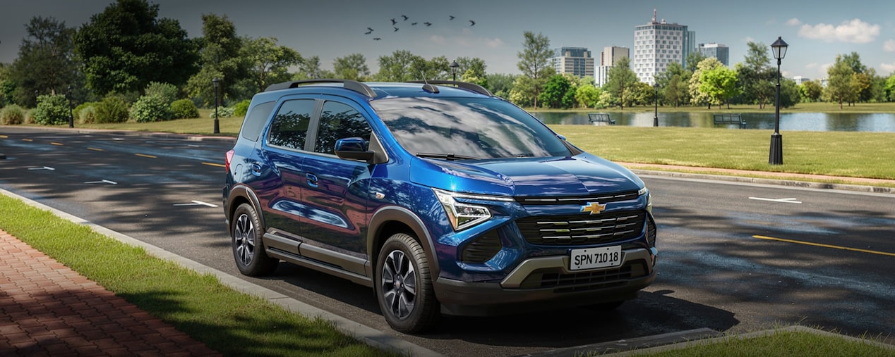 Vista frontal de la nueva Chevrolet Spin 2027 azul circulando en ruta, destacando su nuevo diseño frontal y faros LED en Argentina.