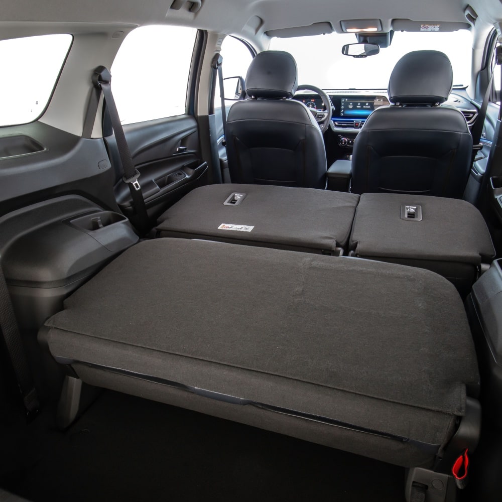 Interior del Chevrolet Spin 2026 con asientos abatidos, máxima flexibilidad de carga para todo tipo de necesidades familiares.
