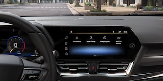 Vista trasera del Chevrolet Spin 2026 azul, destaca su seguridad, espacio y presencia en la ciudad, ideal para familias modernas.