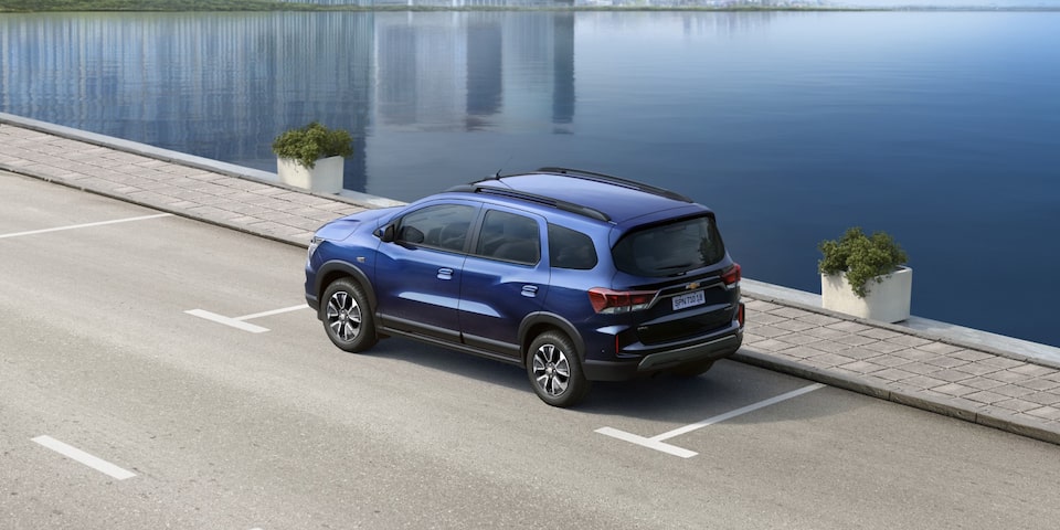Interior del Chevrolet Spin 2026 con asientos abatidos, ofrece máxima flexibilidad de carga y espacio ideal para familias activas.