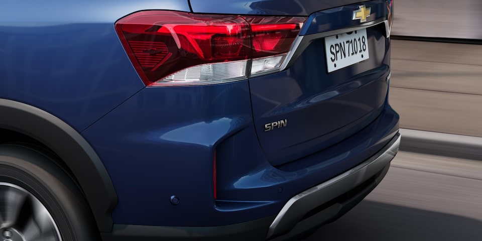 Vista frontal del Chevrolet Spin 2026 azul, destaca su seguridad, diseño moderno y gran presencia urbana para familias que buscan confianza.