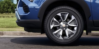 Parrilla frontal del Chevrolet Spin 2026 azul, diseño innovador que resalta modernidad y personalidad en el SUV familiar.