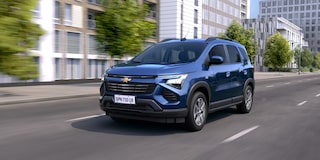 Parte trasera del Chevrolet Spin 2026 azul, detalles de diseño moderno que destacan su personalidad y elegancia familiar.