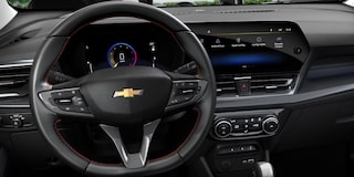 Panel multimedia y botón de encendido del Chevrolet Spin 2026, tecnología avanzada para una experiencia de manejo conectada y conveniente.