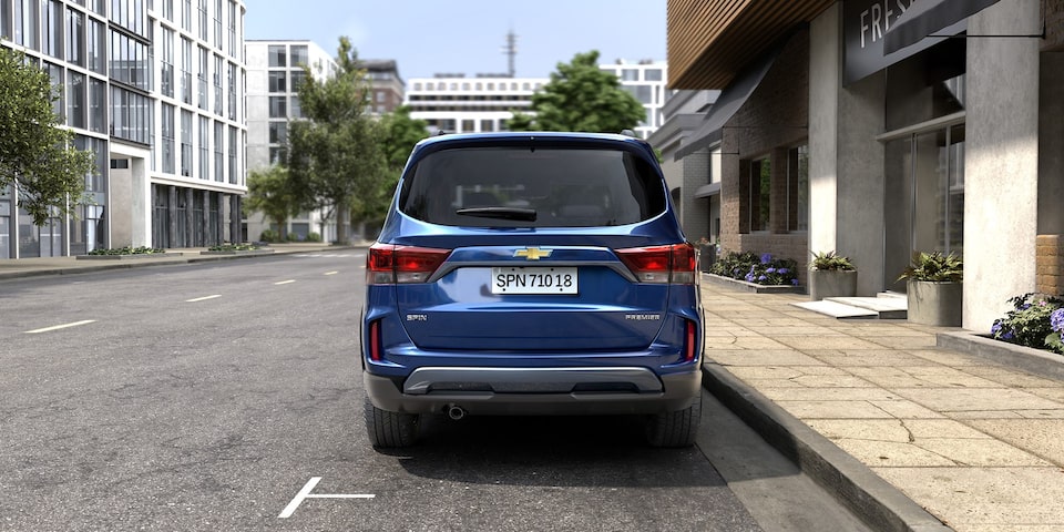 Interior del Chevrolet Spin 2026 con fácil acceso a la tercera fila de asientos, ideal para familias que buscan practicidad y espacio.
