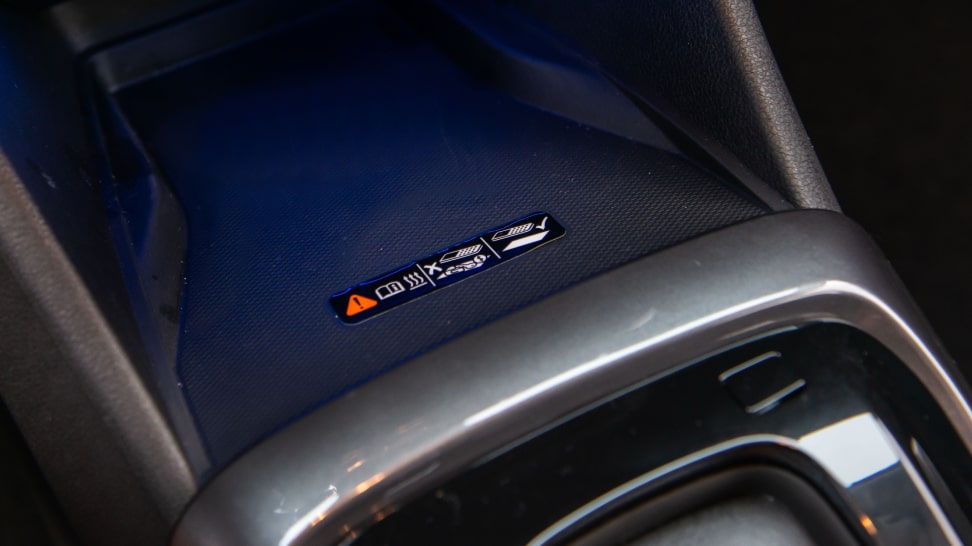 Detalle del cargador inalámbrico por inducción ubicado en la consola central de la Chevrolet Spin 2027 para cargar el smartphone sin cables en Argentina.