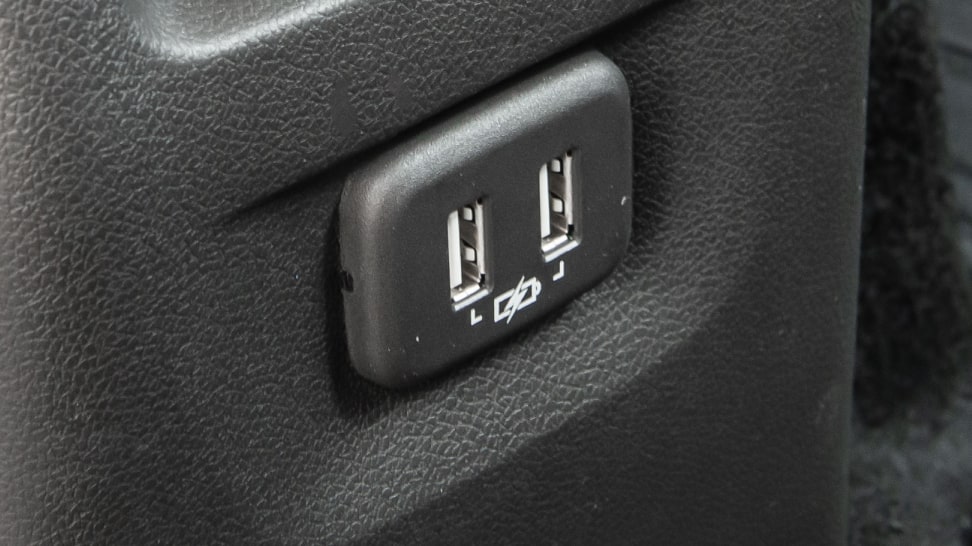 Detalle de los puertos USB tipo A y tipo C disponibles en la segunda fila de asientos de la Chevrolet Spin 2027 en Argentina.