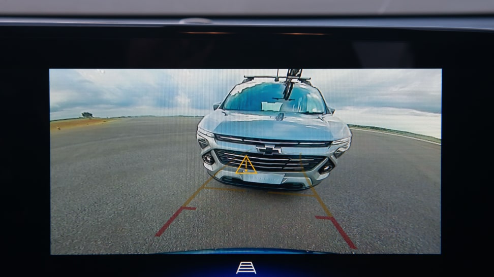 Pantalla mostrando la imagen de la cámara de visión trasera HD con líneas de guía de estacionamiento de la Chevrolet Spin 2027 en Argentina.