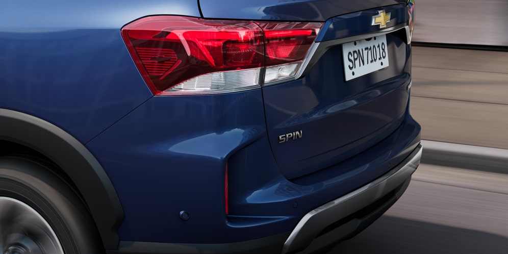 Detalle de la óptica trasera LED de la Chevrolet Spin 2027 azul con insignia del modelo y diseño envolvente en Argentina.