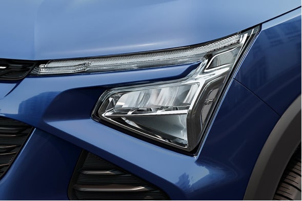 Detalle del faro delantero Full-LED de la Chevrolet Spin 2027 azul con firma lumínica y diseño angular moderno en Argentina.