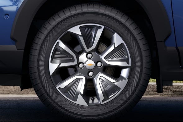 Detalle de la llanta de aleación con diseño bicolor exclusiva de la versión Premier de la Chevrolet Spin 2027 en Argentina.
