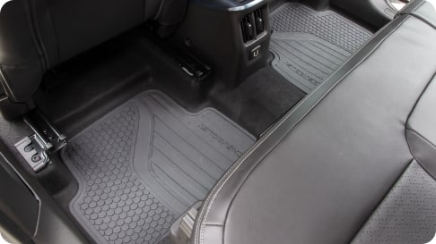 Accesorio original Chevrolet: alfombras termoformadas de PVC para primera y segunda fila que protegen el piso de la Chevrolet Spin 2027 en Argentina.