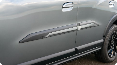 Accesorio original Chevrolet: molduras laterales de puerta con letras en bajo relieve en el color del vehículo para la Chevrolet Spin 2027 en Argentina.