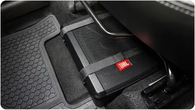 Accesorio de subwoofer premium JBL instalado en el interior del vehículo, ideal para disfrutar música con la mejor potencia y calidad de sonido en la nueva Chevrolet Spin en Argentina.