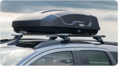 Accesorio de portaequipaje de techo rígido modelo Force XT M de 300 litros, una solución funcional y segura para ampliar la capacidad de carga en la nueva Chevrolet Spin en Argentina.