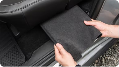 Detalle del accesorio cobertor para baúl siendo manipulado, destacando su fácil uso y ajuste en la nueva Chevrolet Spin en Argentina.