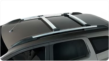 Accesorio de kit de barras transversales instalado en el techo, ofreciendo una base firme y segura para transportar distintos tipos de carga en la nueva Chevrolet Spin en Argentina.