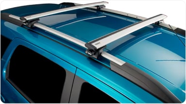 Detalle del accesorio de barras de techo instaladas, que combinan resistencia y diseño para ampliar la capacidad de carga en la nueva Chevrolet Spin en Argentina.