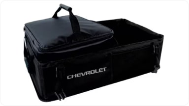 Práctico accesorio de bolsa organizadora en tamaño pequeño con diseño Chevrolet, que permite acomodar objetos fácilmente en el baúl de la nueva Spin en Argentina.