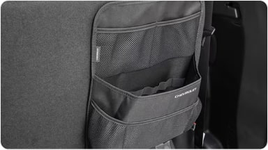 Accesorio de organizador universal instalado detrás del asiento trasero, ideal para aprovechar el espacio y transportar objetos en el baúl de la nueva Chevrolet Spin en Argentina.