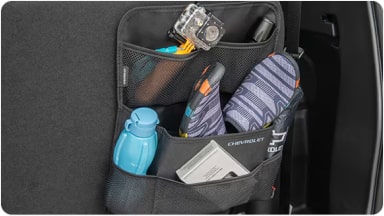 Accesorio de organizador universal en uso, con sus compartimentos llenos para transportar objetos de forma práctica en la nueva Chevrolet Spin en Argentina.