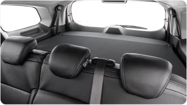 Vista interior de la nueva Chevrolet Spin hacia el baúl, destacando el accesorio cobertor diseñado para proteger la superficie y ocultar el equipaje en Argentina.