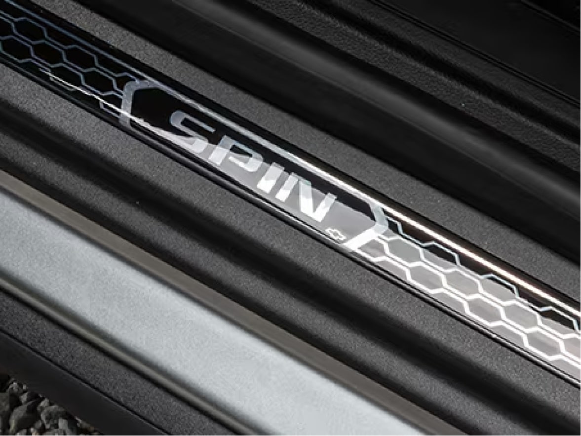 Detalle de la moldura de acceso resinada exclusiva de Spin, representando la protección que brinda el paquete de accesorios de Seguridad en Argentina.
