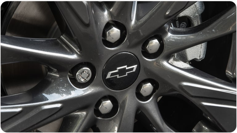 Tapa central de rueda color Carbon Flash Gray con emblema negro de la Chevrolet Tracker.