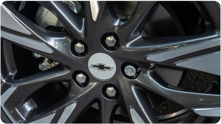 Tapa central de rueda color plata con emblema negro de la Chevrolet Tracker.