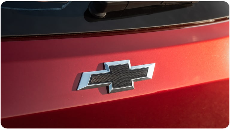Emblema Chevrolet trasero negro de la Chevrolet Tracker.