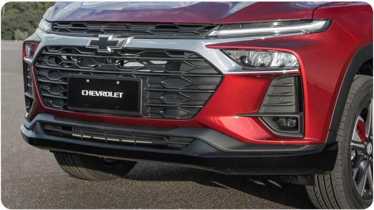 Distinto ángulo de la Extensión del paragolpes delantero de la Chevrolet Tracker.