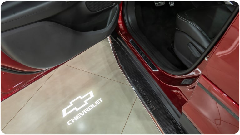 Luz de cortesía con el logotipo de la Chevrolet Tracker.