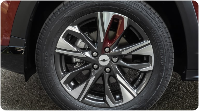 Llantas de aleación de 17 pulgadas en color Gris Carbon Flash diamantada de la Chevrolet Tracker.