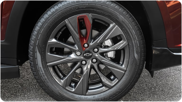 Llantas traseras de aleación de 17 pulgadas en color Gris Carbon Flash diamantada de la Chevrolet Tracker.