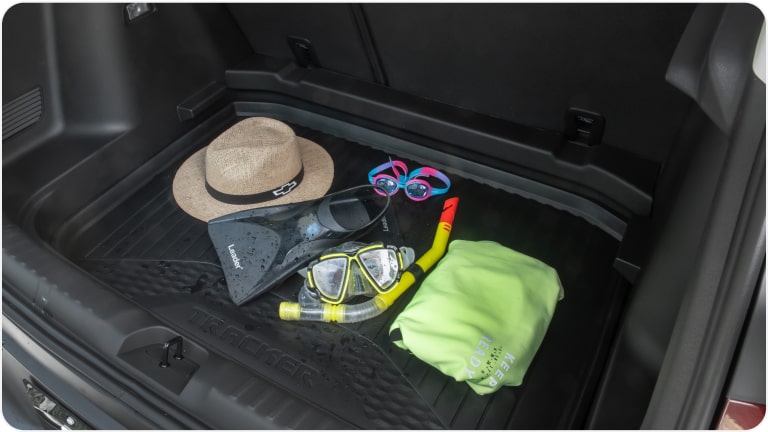 Accesorios de playa sobre la Alfombra para bandeja de baúl de la Chevrolet Tracker.