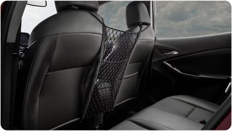 Red de almacenamiento para el asiento delantero de la Chevrolet Tracker.