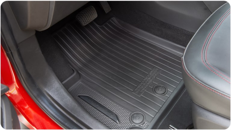 Juego de alfombras delanteras con borde elevado y logotipo de la Chevrolet Tracker.